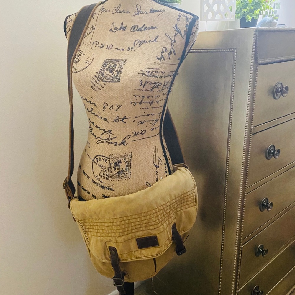 AMERICA EAGLE OUTFITTERS CROSSBODY BAG - Picture 2 of 5